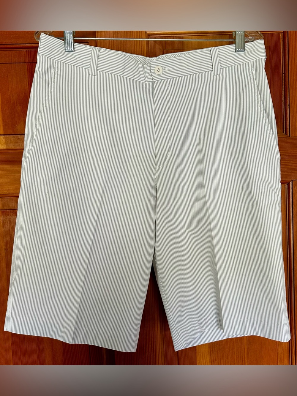 Nike Men's White with Thin Gray Pinstripe Flat-Front Golf Shorts MEDIUM